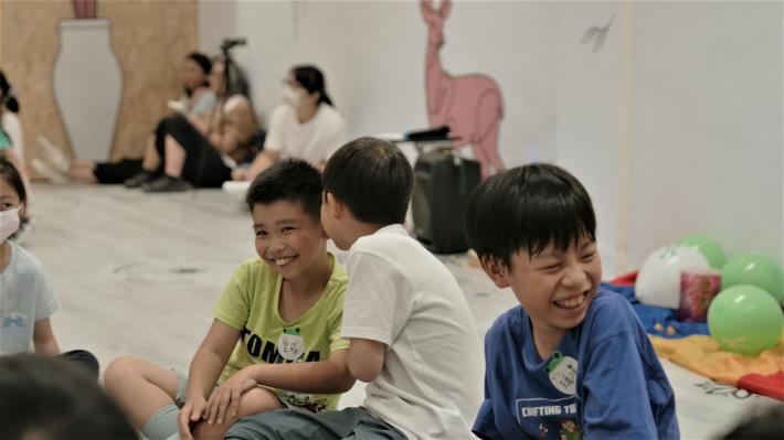 8. 聽覺體驗，傳話遊戲，感受聲音傳遞的趣味與挑戰。