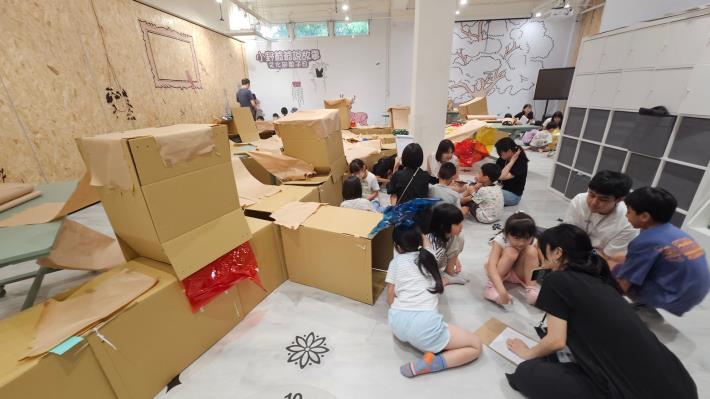 12. 孩子們盡情地分享自己的創作與感受