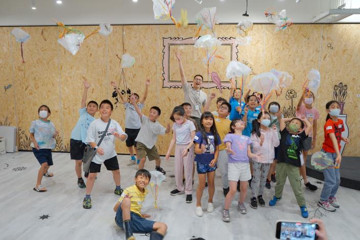 下午場學員一起拋出降落傘創作
