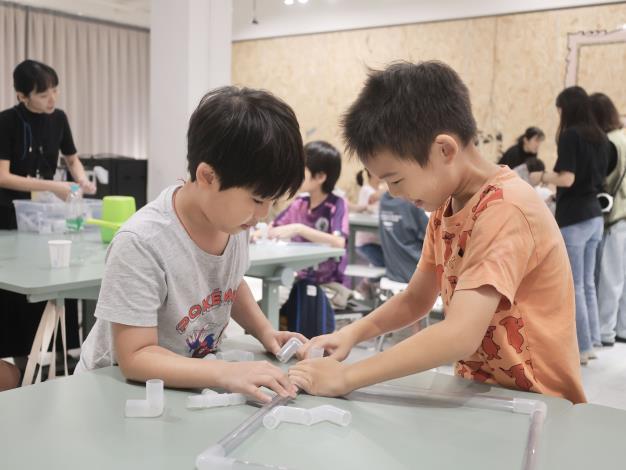 彼此互相幫助一同設計管道組合方式