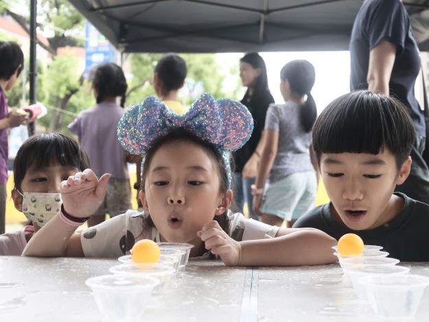 藉由水的浮力與吹氣控制球的前進方向