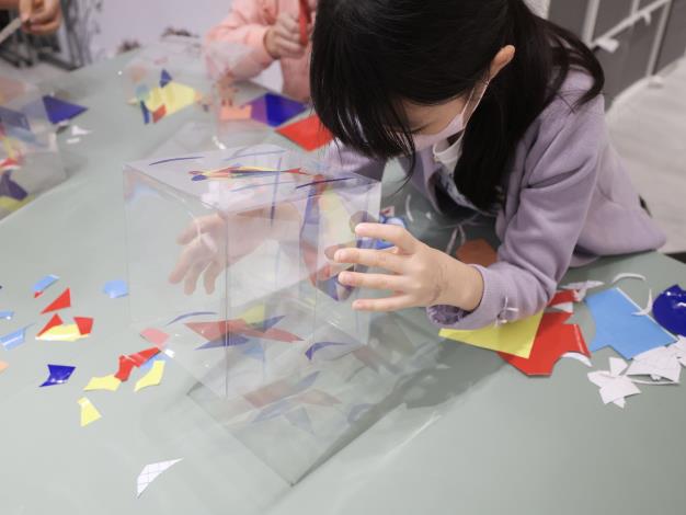 藉由透明盒子的立體特性，觀察原本在不同面的圖案所產生的疊加影子