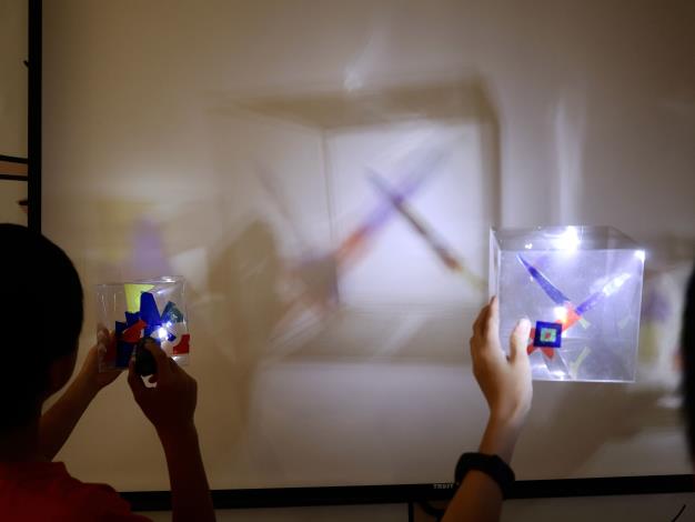 運用光的直線特性，同時思考在不同面的設計，如何彼此配合，來達到心目中的組合圖樣