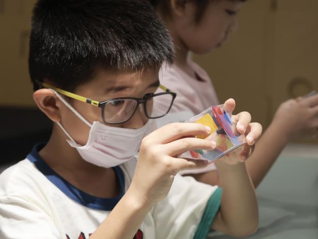 將不同形狀的卡點西德貼在立體的透明盒子上，思考其照光後的光影變化