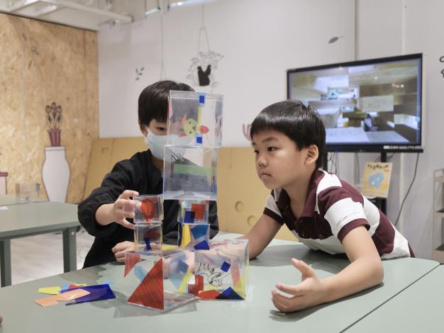 將光影盒子以堆疊的方式，初步理解空間的組成