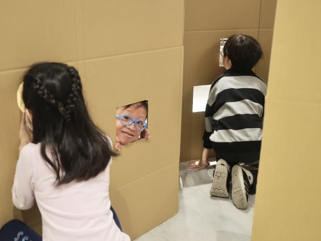 紙箱迷宮上已預先切出大小不一的開口，藉由不同位置的開口設計，從不同角度觀察牆面之間所形成的空間關係