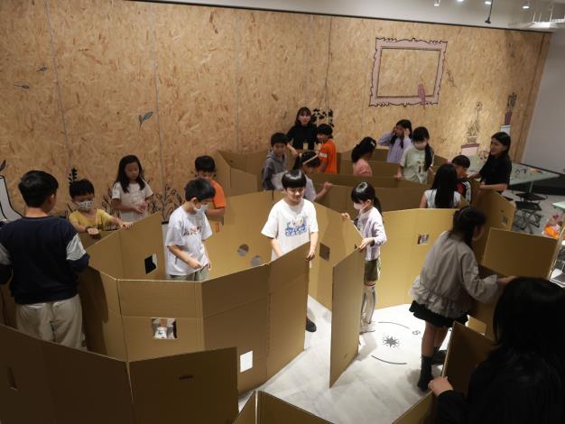 根據迷宮模型的設計經驗，小組合作以紙箱作為牆面，設計迷宮路線