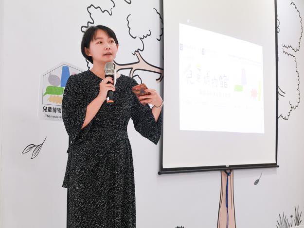 主持人以中文引言暖身，思考博物館中的「玩」