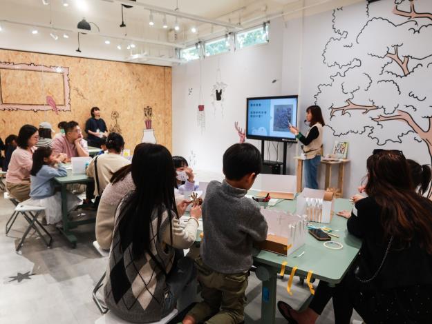 把剛才的感受帶回桌上 變成創作線索