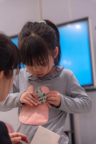 10家長與孩子一同別上遊戲發明工廠探索員勳章