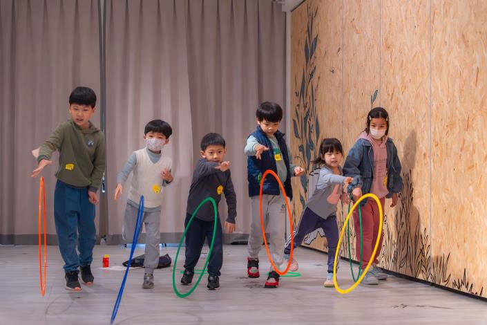 4孩子們練習圈圈投擲，在操作中調整力道與方向