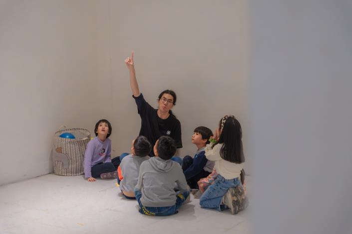 2透過簡單示範與互動提問，引導孩子理解遊戲進行方式