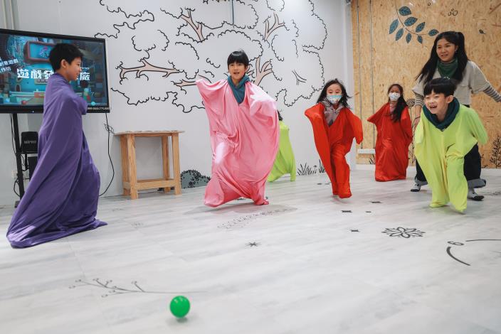 7.孩子們套上魔法布增加追球的難度