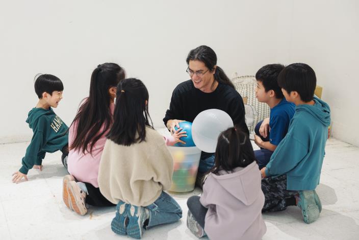3.孩子們迫不及待嘗試不同種類的道具
