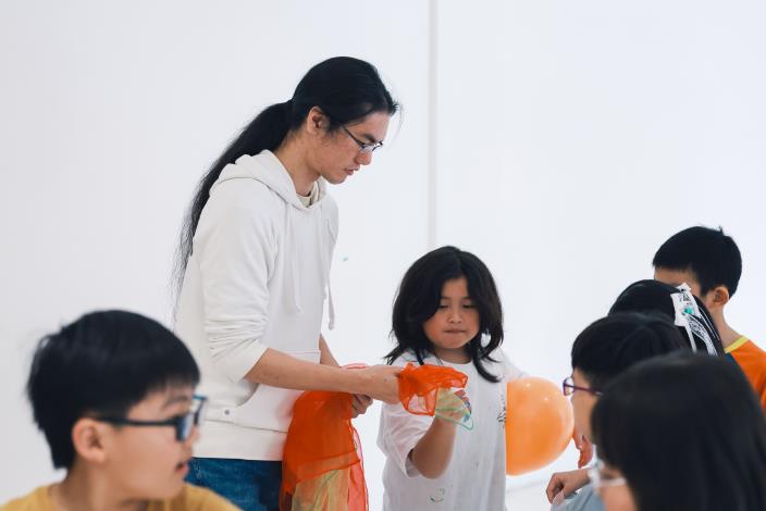 1老師一一介紹並讓孩子感受道具的材質與屬性