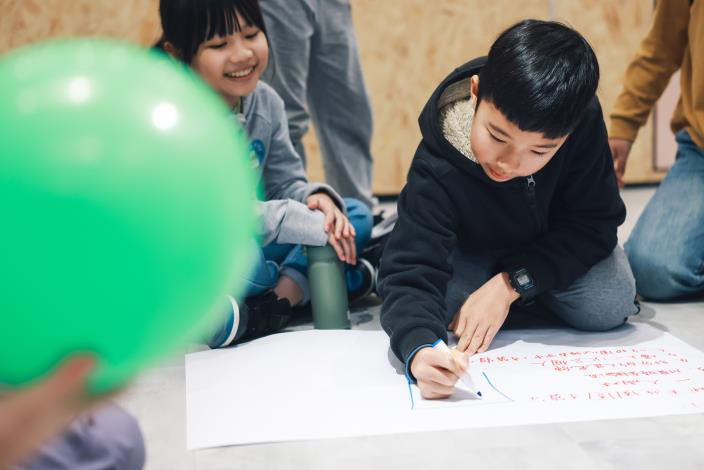 8孩子們親自討論與紀錄發想過程