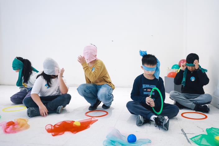 3孩子各自矇眼探索不同道具