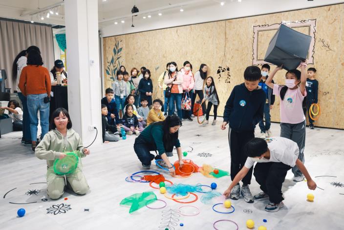 12孩子與老師一同準備遊戲發表