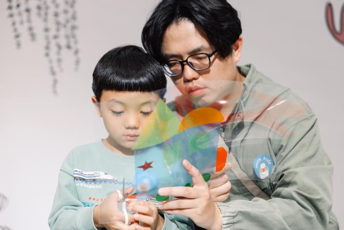6光影戲偶創作：使用透明素材與各式媒材創作車子戲偶。