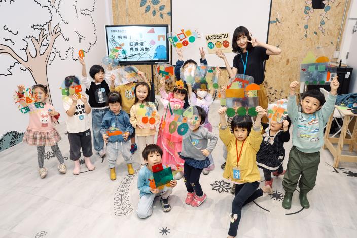 15光與影的紅綠燈派對作品大合照