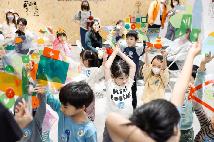 9孩子運用透明素材與色彩媒材製作車子戲偶，創作不同造型與顏色的交通角色，為後續的光影互動活動做準備。