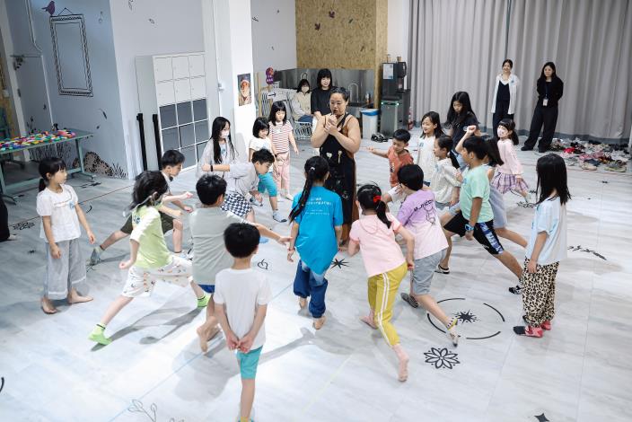 3暖身活動：透過音樂與肢體活動進入形狀與身體表達的探索