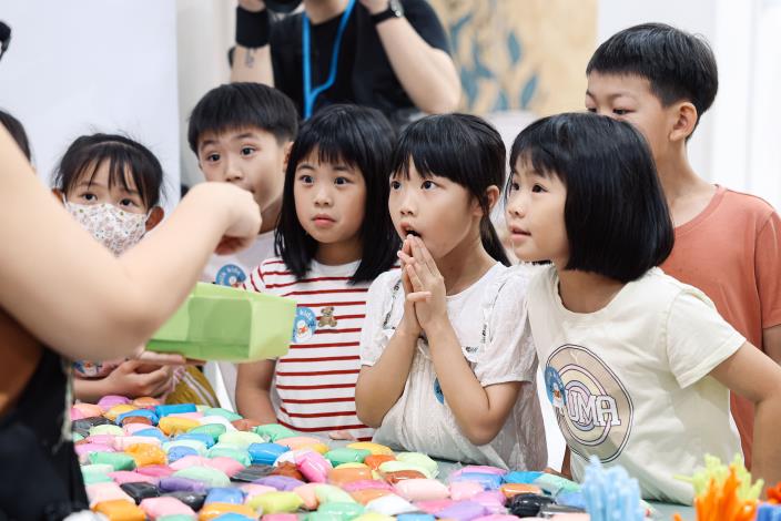 6講師引導：講解如何使用立體媒材創作