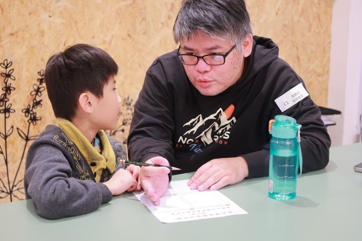 孩子與爸爸媽媽展開討論