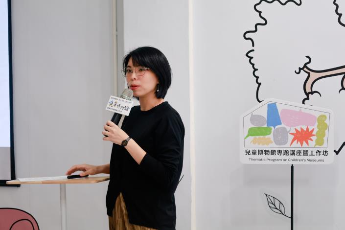 太平國小博物館館員 趙宜恬 向大家介紹太平國小博物館團隊。