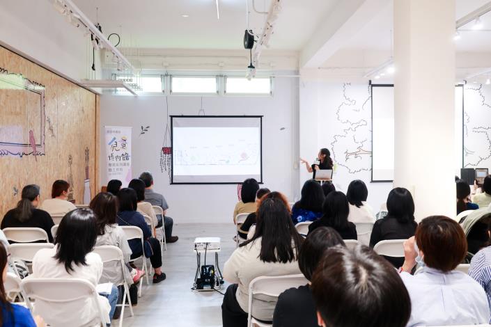 講者向參與者分享兒童展覽中，如何在展覽與孩子之間創造平等對話 。