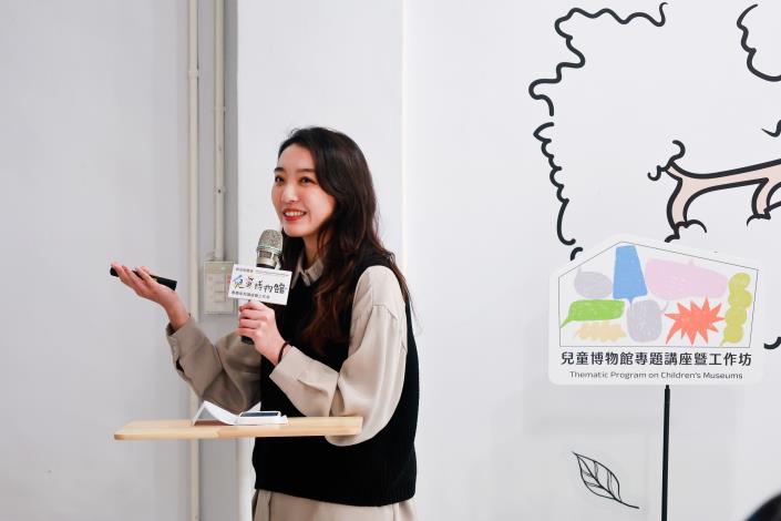 講者唐惟真介紹博物館專業與美學如何轉化為日常課程與學習情境 。