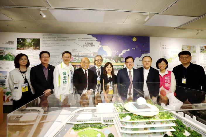 新北市代理市長劉和然（左2）、立法委員張宏陸（左3）、前行政院長蘇貞昌（左4）、張瑪龍陳玉霖聯合建築師事務所建築師張瑪龍（左5）、行政院長副院長鄭文燦（右4）、文化部長史哲、（右3）、立法委員蘇巧慧（右2）等於首獎作品前合影。