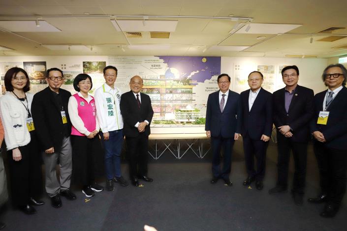 行政院前院長蘇貞昌（左5）、行政院長副院長鄭文燦（右4）、立法委員張宏陸（左3）、立法委員蘇巧慧（左2）、文化部長史哲（右3）、新北市代理市長劉和然（右2）、張瑪龍陳玉霖聯合建築師事務所建築師張瑪龍（右1）等於首獎作品前合影。