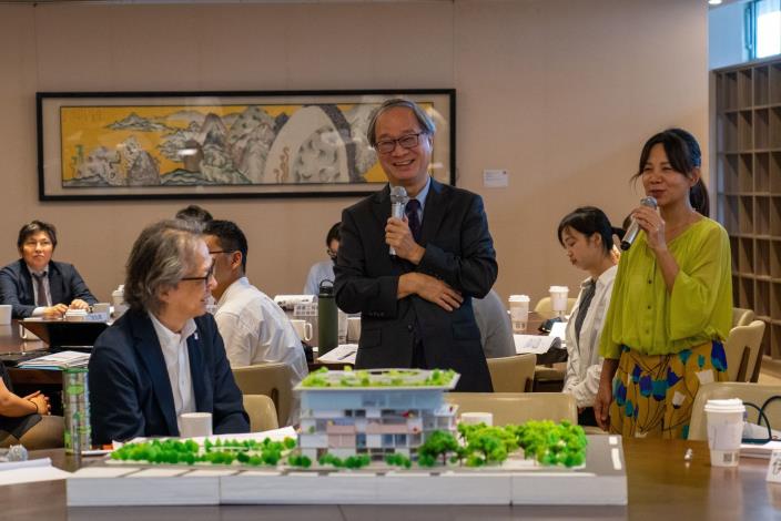 文化部長李遠（中）非常喜歡看博物館，曾經在日本京都一天之內參觀了5個博物館、美術館，所以非常清楚地知道，在建築設計以外，「博物館的展示內容更是關鍵」，兒未館在建築設計階段便開始思考未來要展示給孩子怎樣的內容。