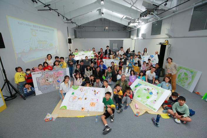 孩子們分組創作屬於他們對於「地底之層」、「大地廣場」、「風之城」、「水之城」、「光之城」、「綠之城」等各個樓層的想像，都將成為軟體規劃及建築師團隊的重要參考。