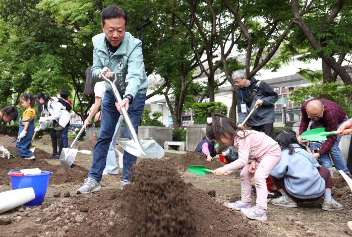 張宏陸委員一同種下兒童未來之樹