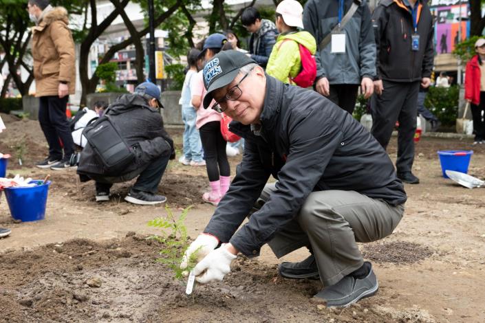 部長為樹苗命名「綠樹懶人」