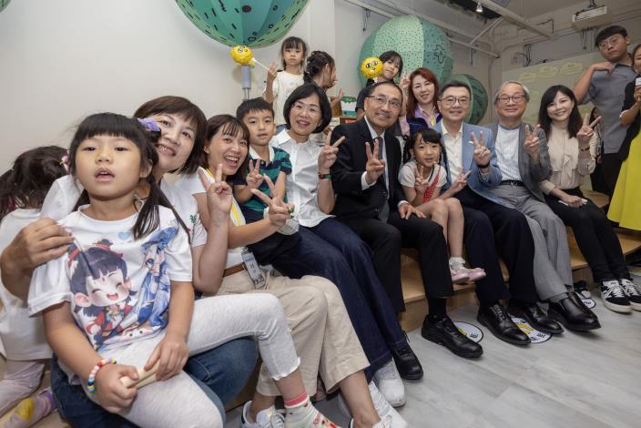 （前排右起）行政院發言人李慧芝、文化部長李遠、行政院長卓榮泰、導覽解說員何宇心同學、新北市長侯友宜、立委蘇巧慧及張雅琳（前排左3）等人，邀請大家在國家兒童未來館願景館冒險探索，盡情說出自己的想法。