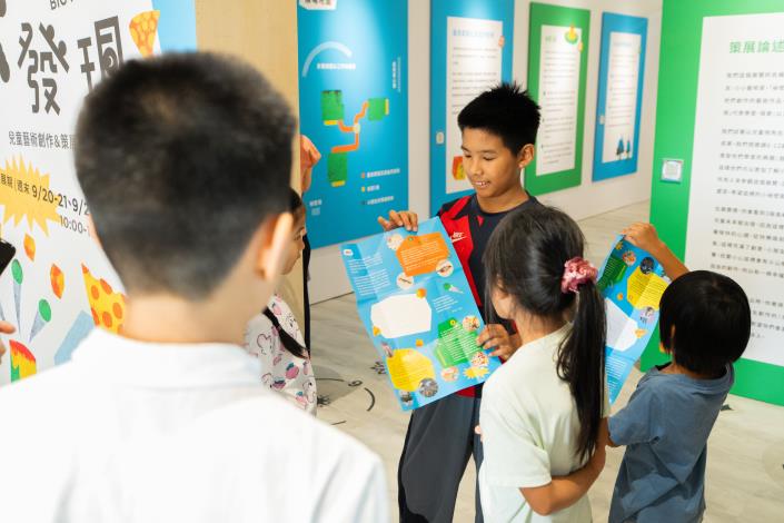 02_開幕當天，孩子們為觀眾介紹他所設計的摺頁概念