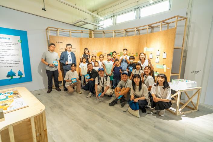 15_「小秘密大發現」開幕當天不只孩子們興奮地與大人分享他們的策展成果，一路陪伴的藝術家講師也抱著好奇心來參與孩子們的第一場展覽