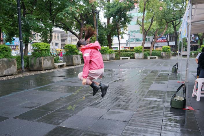 採集到的藤蔓可以拔河、也可以當跳繩玩