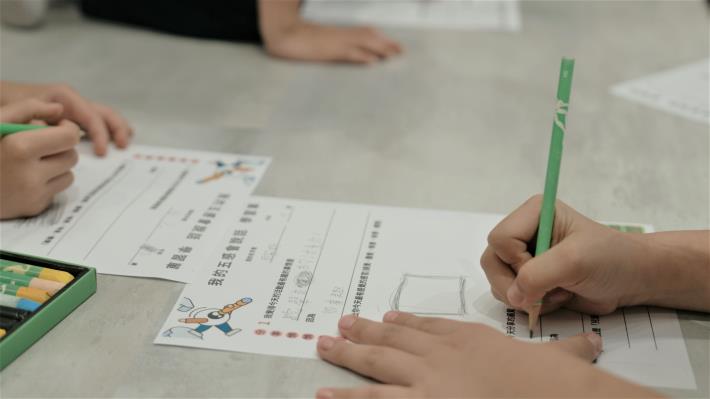 10. 孩子們依照活動中所體驗的各種感官挑戰,透過學習單形式表達喜好