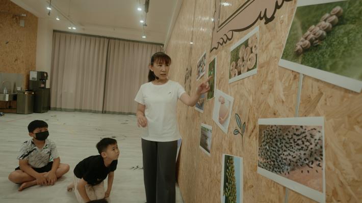 2.老師帶領兒童認識自然界中各種生物孕育繁衍的方式，卵生、胎生和卵胎生。