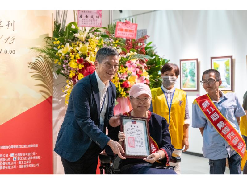 2020916工藝公益．點亮臺灣—第11屆身障者與受刑人藝術創作大展 開幕式 文化部長李永得頒發感謝狀予參展藝術家