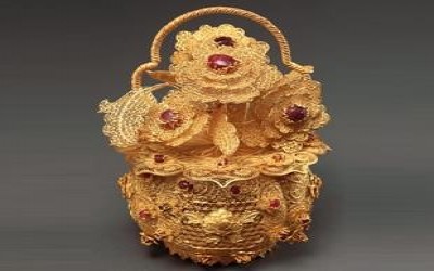 'GOLDEN BLOSSOMS ON GEMMED TREASURES'