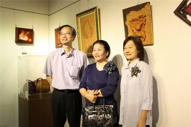 尹彙武館長(左)、簡美鎔(中)、林藹珍(右)展場合影