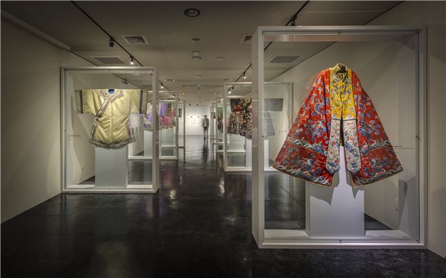 張信哲將自己收藏多年的清朝服飾拿出來展示。