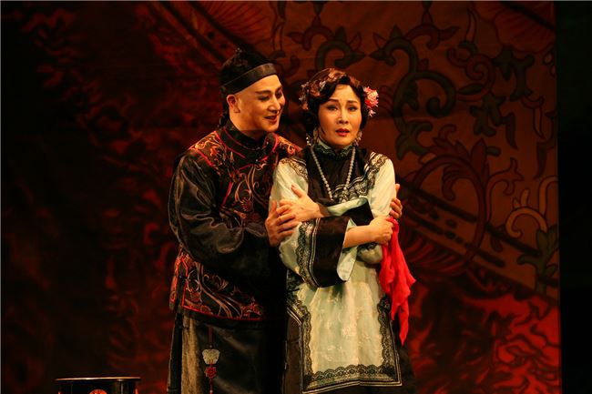 《金鎖記》結合電影表現手法呈現京劇之美。