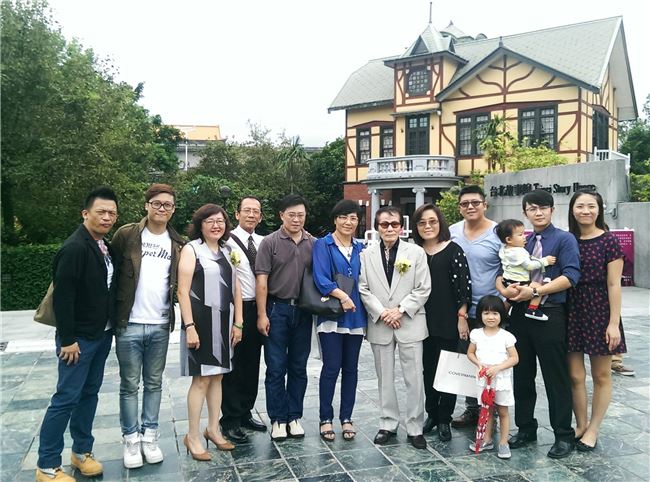 左七為陳子福老師，於臺北故事館前拍照留念。