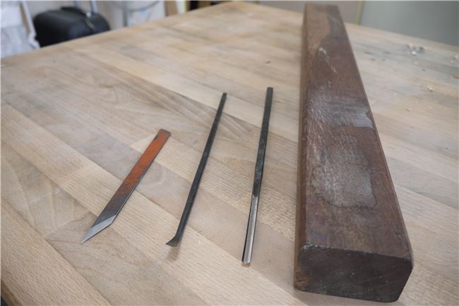尖刀、翹匙、彎口刀、木棰，是羅又睿的老師傳承給他的刀具，也開啟了他與木雕藝術的不解之緣。